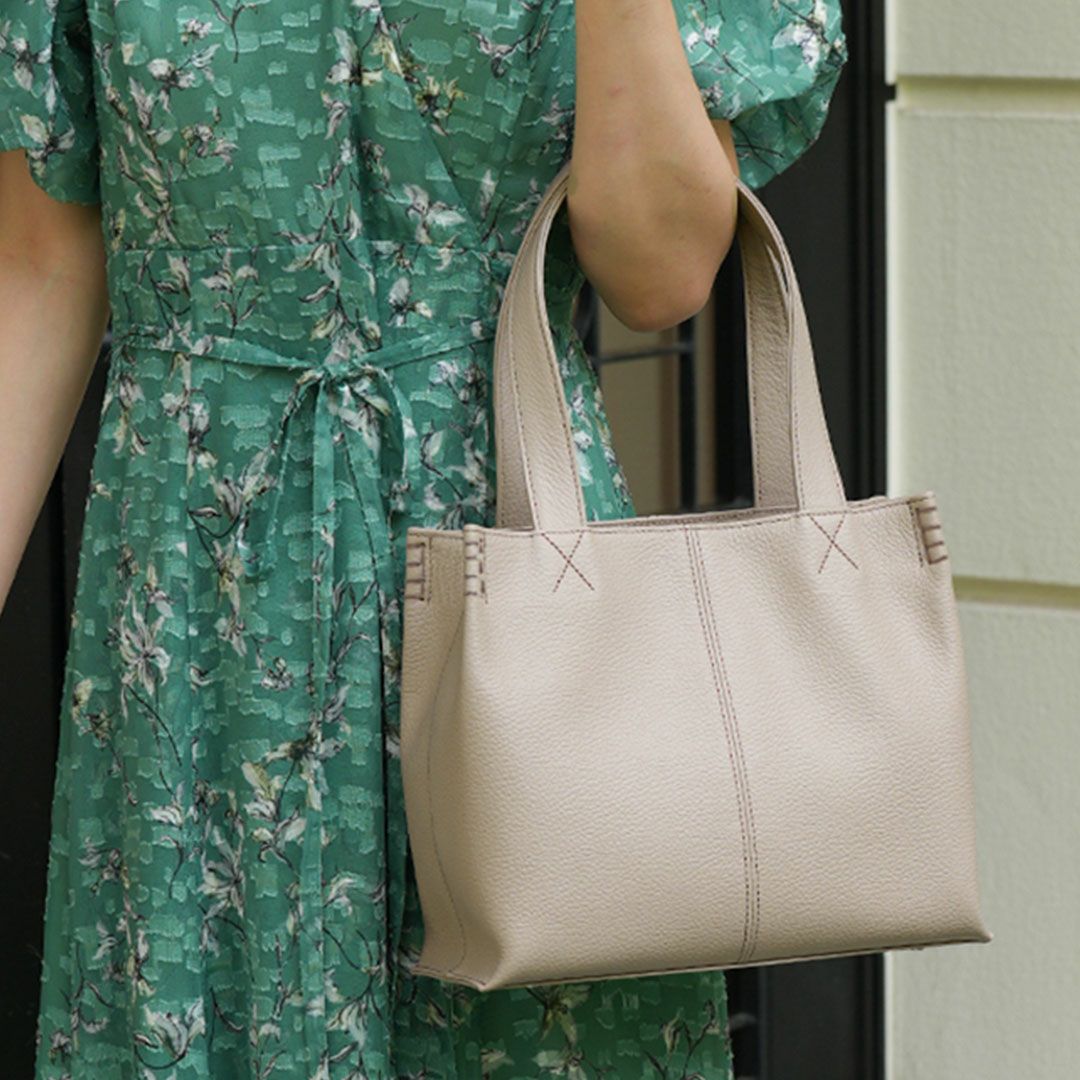 【傳濱野】皇室御用達 花のようにたおやかなミニトートFioen（フィオン） 肩にかかる