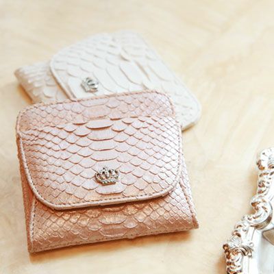 バッグとお財布の専門店erutuocの人気レディースミニ財布は傳濱野のレットパイソンです