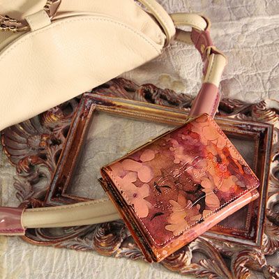 バッグとお財布の専門店erutuocの人気エナメルレディース財布はFRUTTIのヴィローラ アリスです