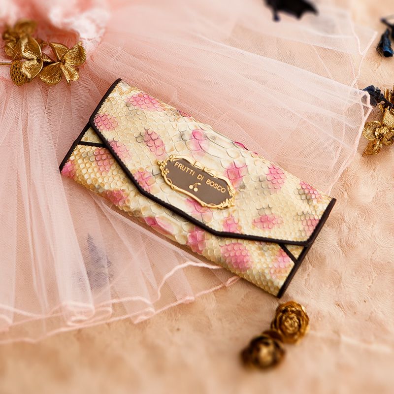 個性的で美しい模様が魅力のパイソン財布は、フルッティ ディ ボスコのサルーパイソン クララ