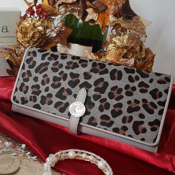 バッグとお財布の専門店erutuocの人気レディース長財布はcoogaのFlat leopardです