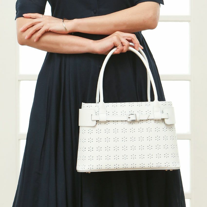バッグとお財布の専門店erutuocの白いトートバッグは傳濱野のBellaです
