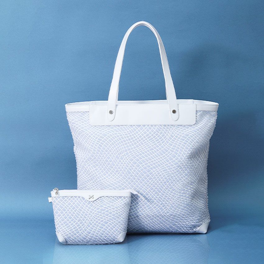 バッグとお財布の専門店erutuocの白いトートバッグは傳濱野のMareです