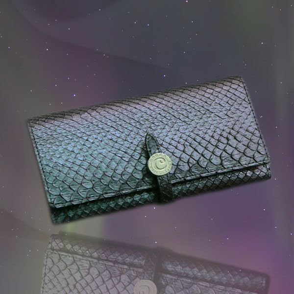 紫の財布おすすめ｜cooga Flat python aurora（フラットパイソンオーロラ）