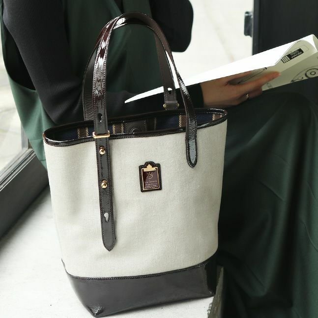 バッグとお財布の専門店erutuocの白いトートバッグはHerScheduleの5LDKショルダーです