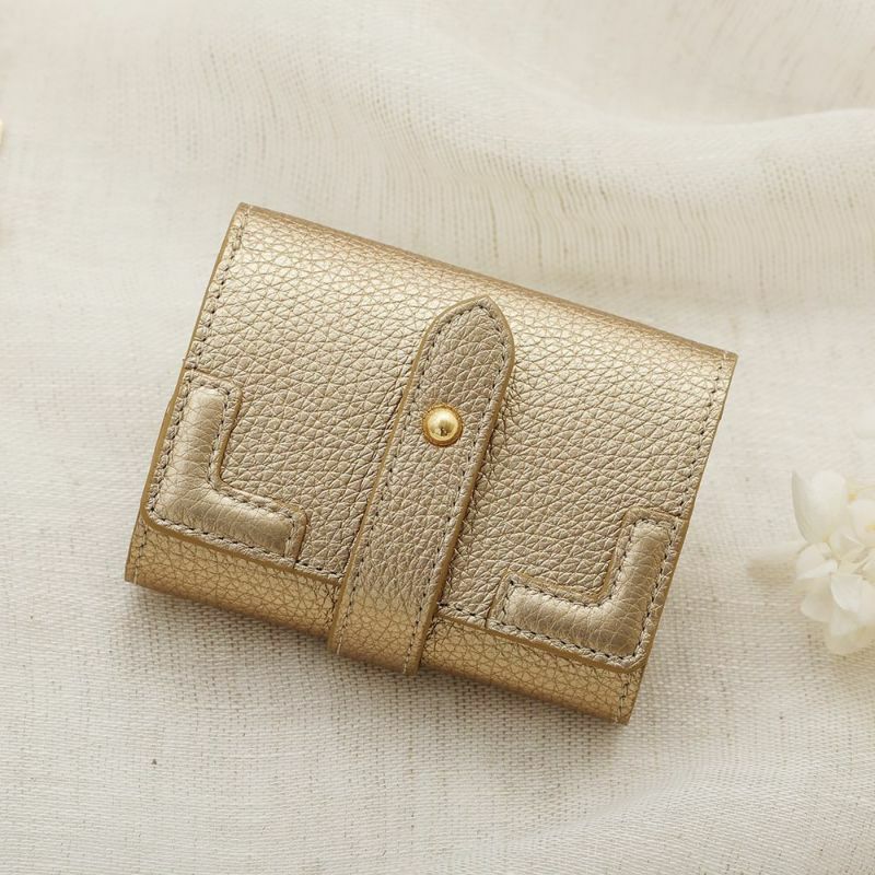 人気ブランドおすすめのお金が寄ってくる財布と色は、ハースケジュールのトランク ミニウォレット シャンパンゴールド