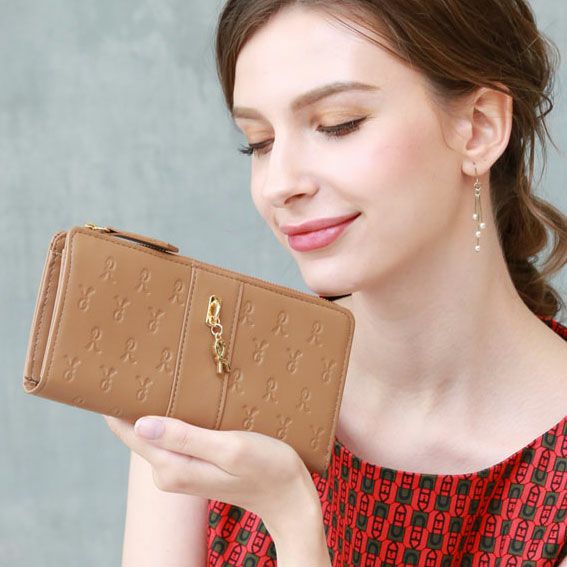 人気ブランドおすすめのお金が寄ってくる財布と色は、ジャーダ ロベルタ ディ カメリーノのエレナ シルキーシナモン