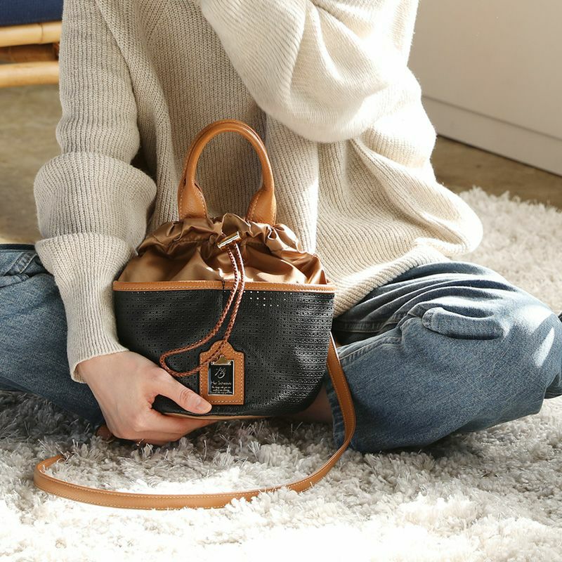 COACH】コーチ メタリックシルバー ヘビ柄 ショルダーバッグ COACH】コーチ メタリックシルバー ヘビ柄 ショルダーバッグ