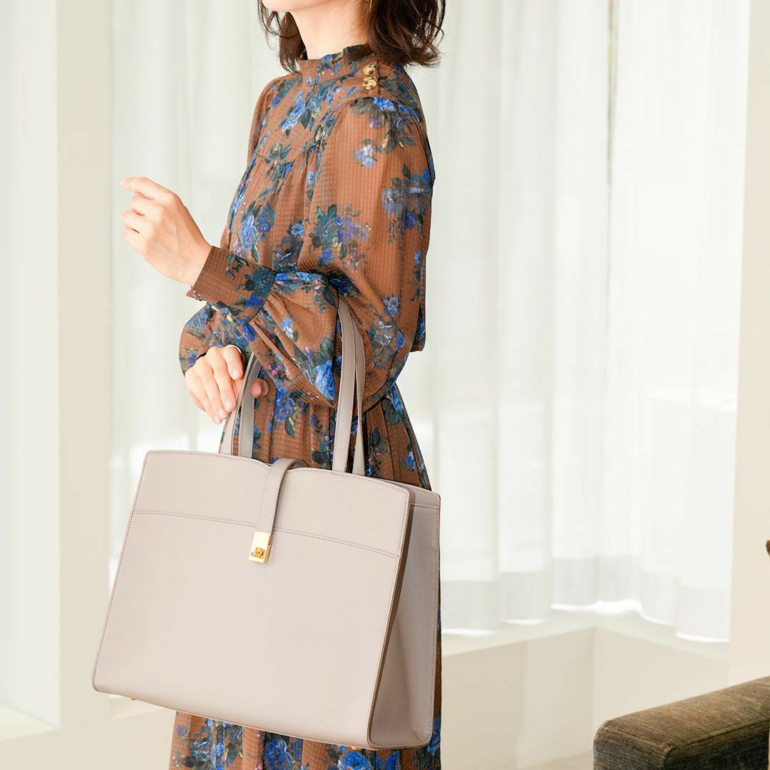 通勤バッグ レディース a4対応 軽量 大容量 パソコン収納｜抜け感の